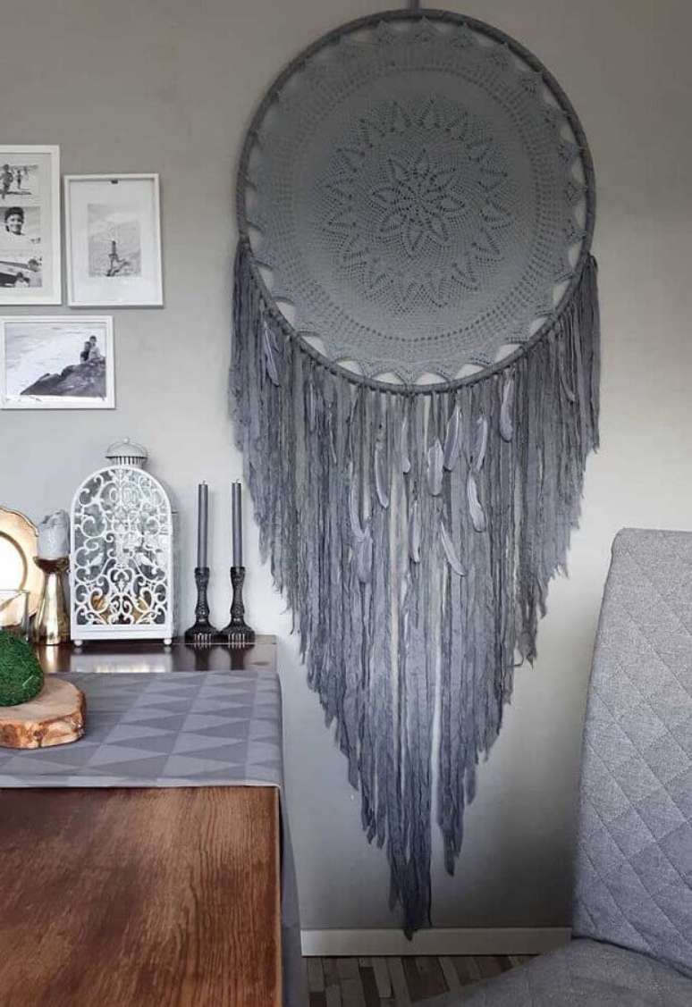 27. Ambiente decorado com grande filtro dos sonhos cinza – Foto: Pinterest