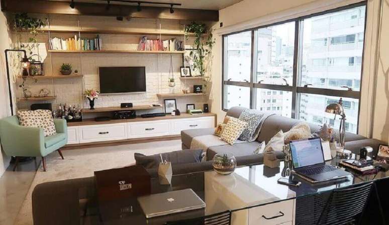 35. Decora&ccedil;&atilde;o de sala de apartamento com ampla janela e m&oacute;veis planejados &ndash; Foto: Jardim no Cimento