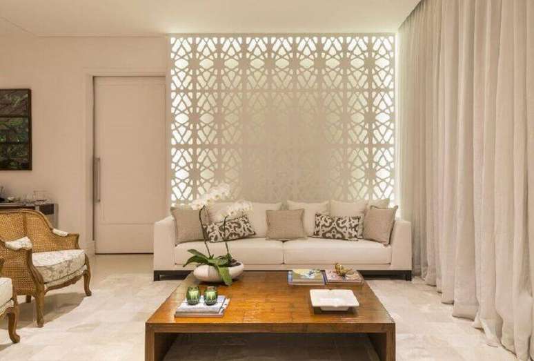 37. Decora&ccedil;&atilde;o de apartamento com sala toda branca com parede vazada &ndash; Foto: Studio Deux