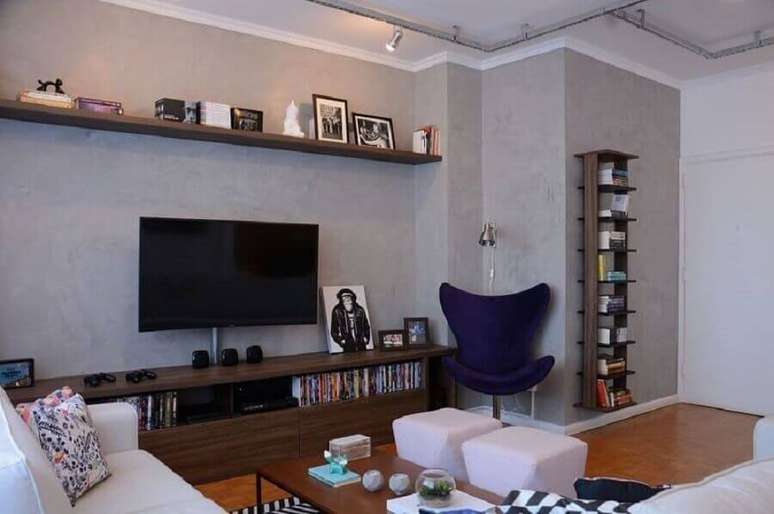 38. Decoração de apartamento com sala cinza decorada com rack e prateleira de madeira – Foto: Nathalia Bilibio