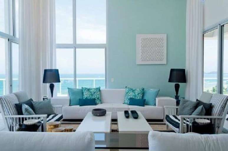 40. Sala de apartamento decorado em tons de azul e branco – Foto: Toninho Noronha
