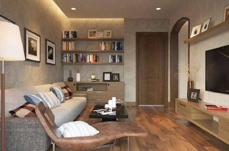 41. Decoração de apartamento simples com sala planejada com móveis e prateleiras de madeira – Foto: Pinterest