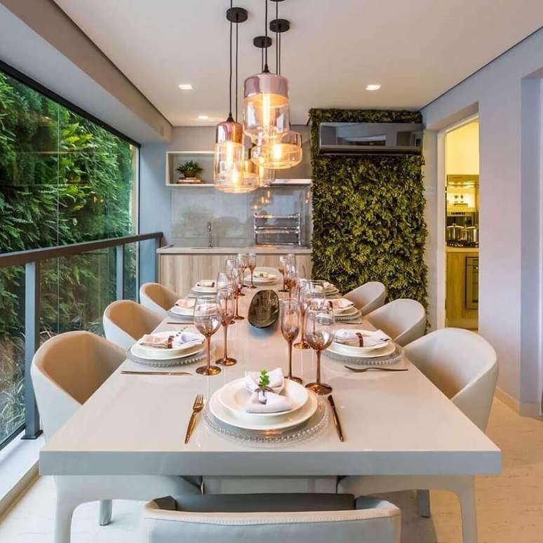 43. Decora&ccedil;&atilde;o de varanda de apartamento com mesa de jantar e jardim vertical &ndash; Foto: Pinterest