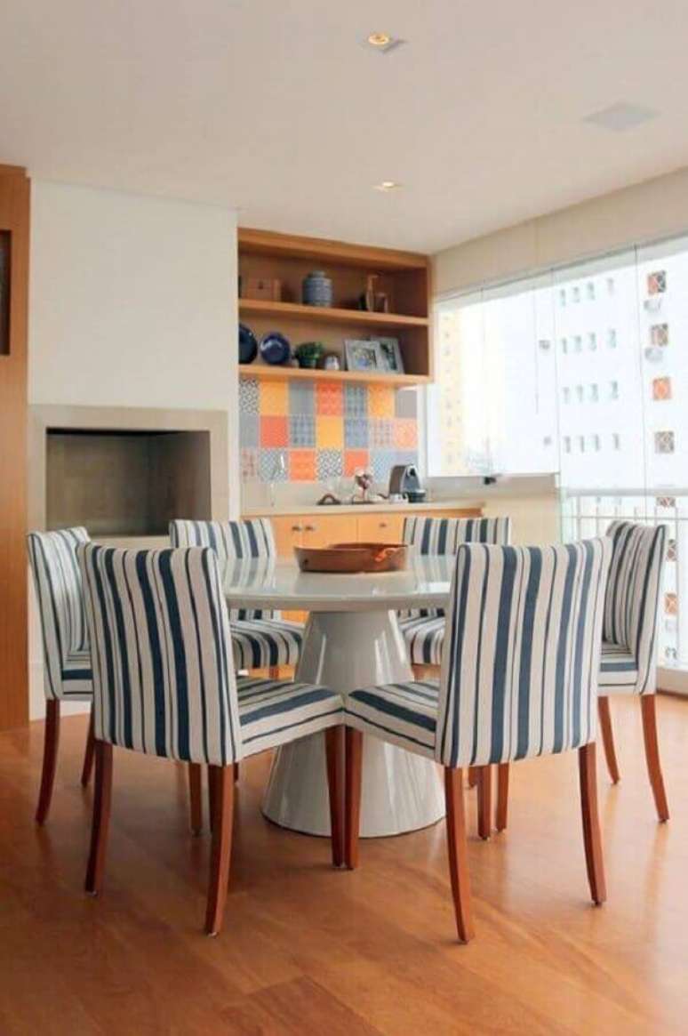 44. Decoração de varanda de apartamento com mesa redonda – Foto: Ark2 Arquitetura