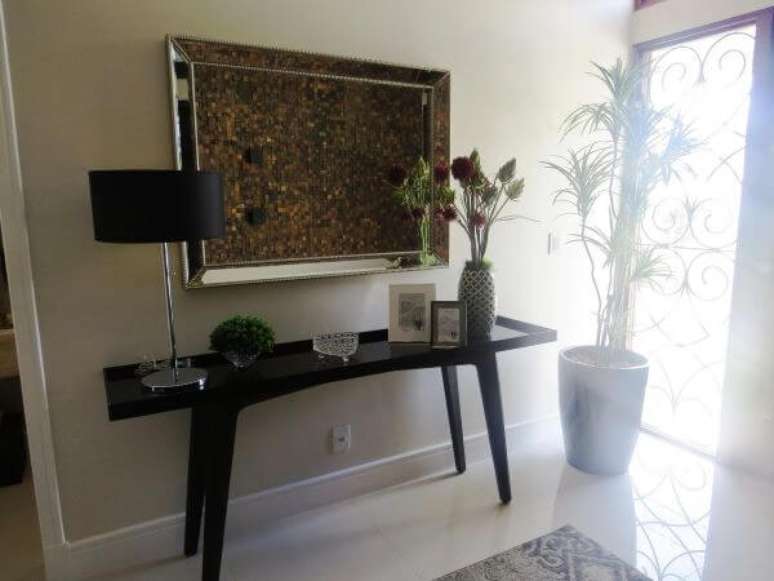 18. Aparador preto para sala moderna com espelho acima &ndash; Foto: Karina Garcia Silva