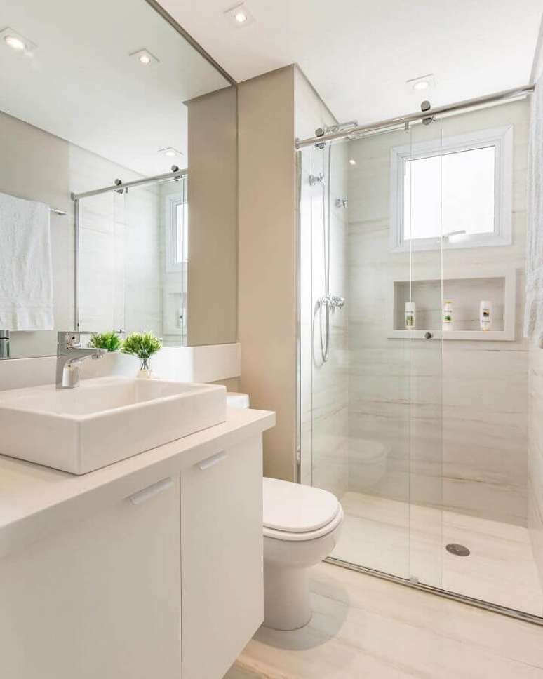 51. Use coras claras para o banheiro de apartamento decorado pequeno – Foto: Monise Rosa Arquitetura