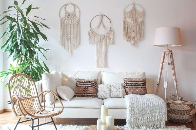 8. Decoração estilo escandinava para sala de estar com filtros dos sonhos sobre o sofá – Foto: Dekor Cadisi