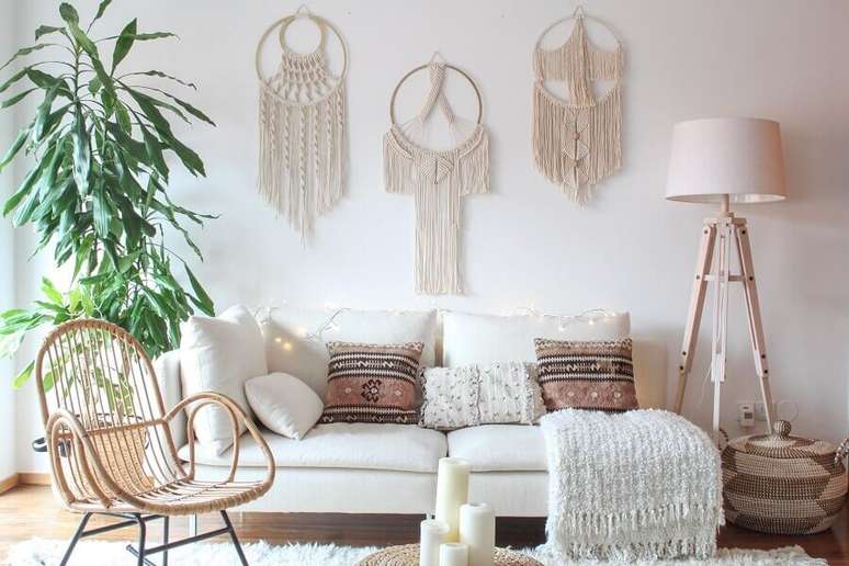 8. Decora&ccedil;&atilde;o estilo escandinava para sala de estar com filtros dos sonhos sobre o sof&aacute; &ndash; Foto: Dekor Cadisi