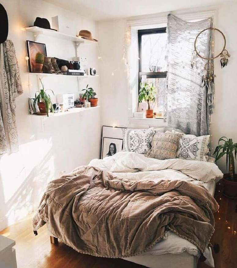 33. Decoração para quarto boho com filtro dos sonhos e prateleiras brancas – Foto: Boho Destiny