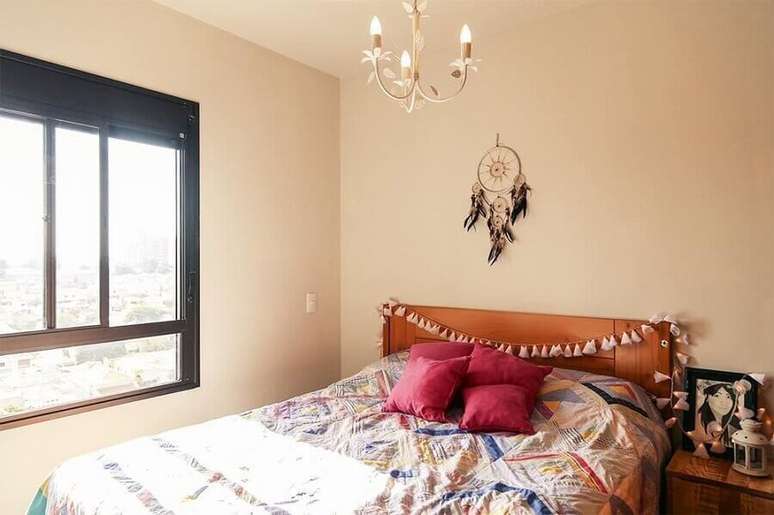 38. Decora&ccedil;&atilde;o simples para quarto com filtro dos sonhos pequeno e cabeceira de madeira decorada &ndash; Foto: Minimalista