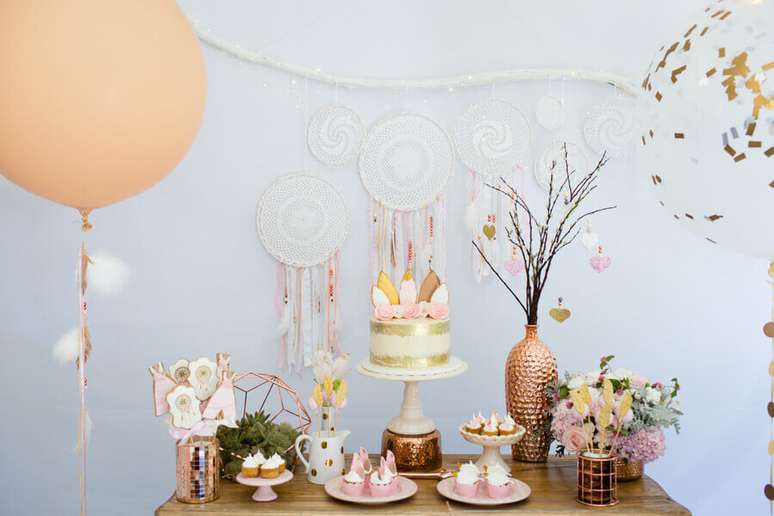 39. Decoração super delicada para festa de aniversário com cores claras e filtros dos sonhos como painel – Foto: Pinterest