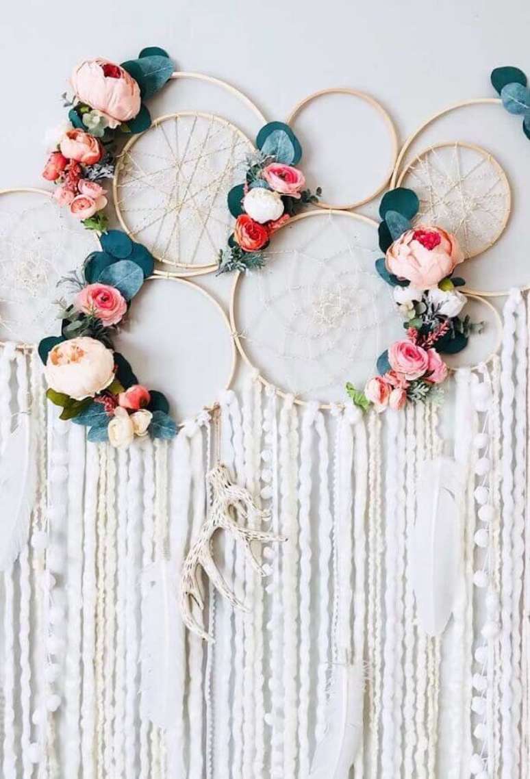 49. Lindos filtros dos sonhos decorados com flores para festa de casamento – Foto: FirePont