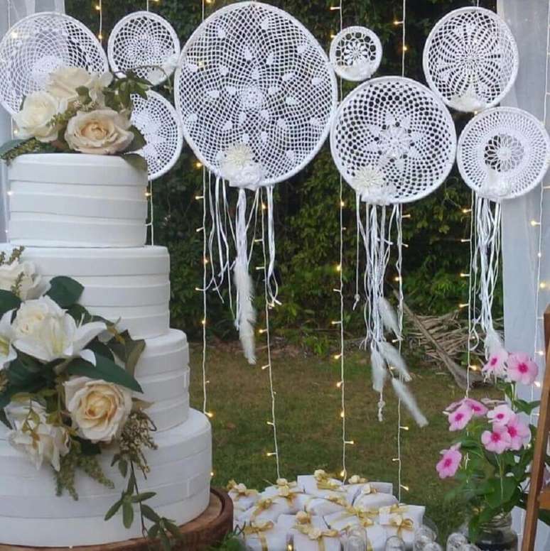 53. Linda decoração para festa de casamento com bolo quatro andares e filtros dos sonhos brancos – Foto: Amor de Benedita-Mimos