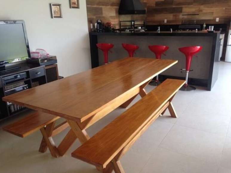 13. A mesa de madeira com banco é uma boa opção para a cozinha – Foto: Via Pinterest