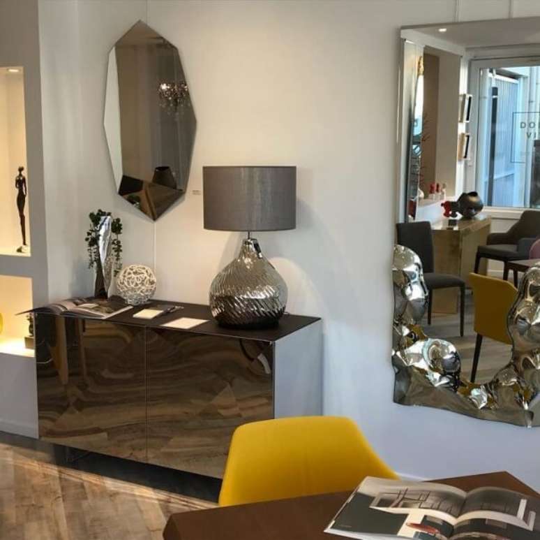 59. Mini buffet para sala de jantar espelhado. Fonte: Dolce Vita