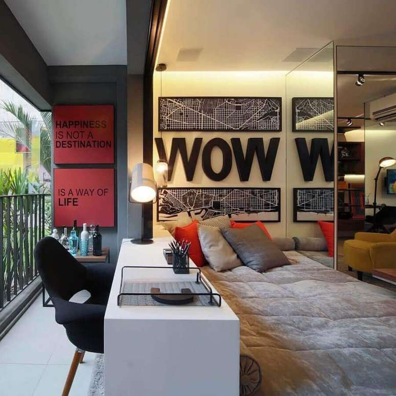 56. Quarto de apartamento decorado com bancada de estudos planejada ao lado da cama – Foto: Futurist Architecture