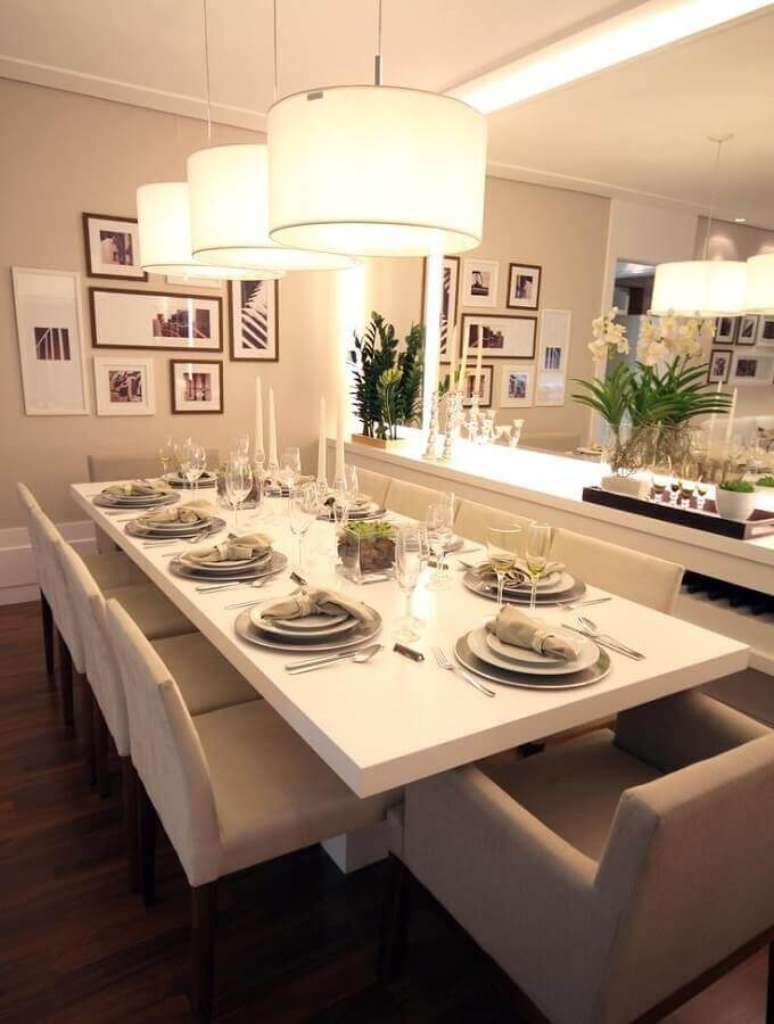 44. Linda e sofisticada decoração com buffet para sala de jantar branco que ocupa toda a parede, aproveitando bem o espaço disponível. Fonte: Pinterest
