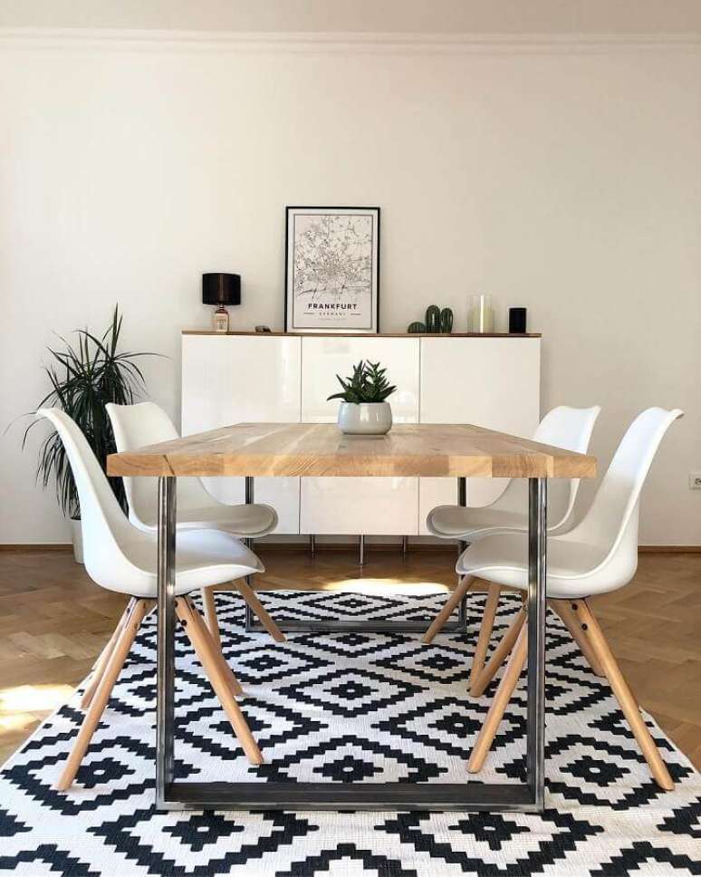 62. Decoração de apartamento com sala de jantar simples com tapete preto e branco e mesa de madeira – Foto: Life Love Living