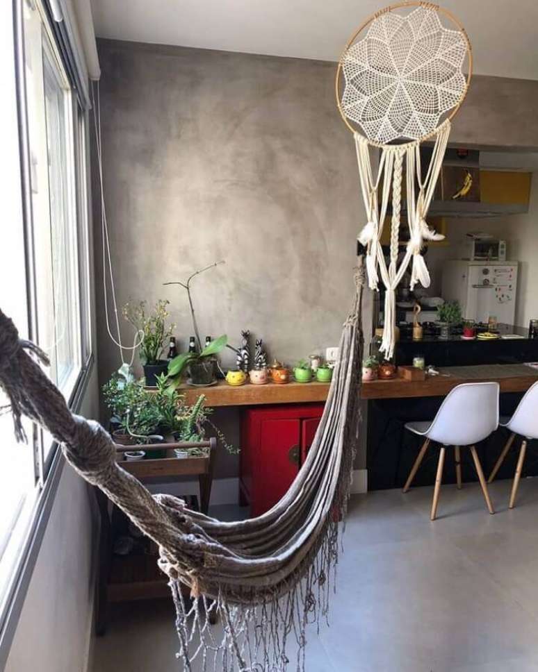 60. Decora&ccedil;&atilde;o para sala com parede de cimento queimado e filtro dos sonhos em cores neutras &ndash; Foto: Artezz