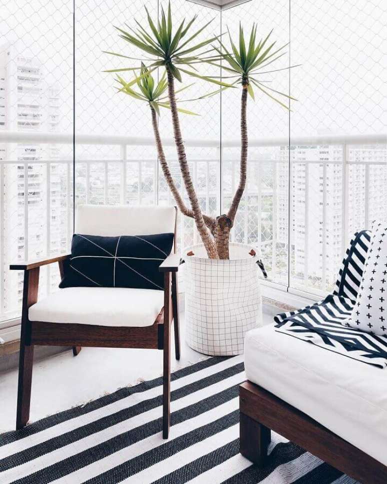 63. Invista em um cantinho confortável na sua varanda de apartamento decorado – Foto: Apartamento 203