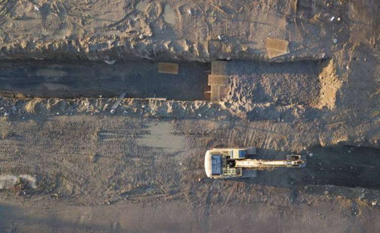 Escavação de fossa comum em Hart Island, Nova York