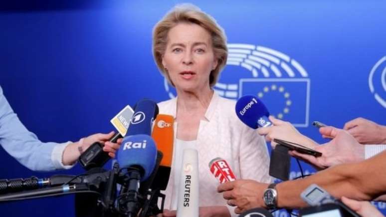 A Comissão Europeia apresentou uma sugestão de diretrizes para os países do bloco para garantir a livre circulação de trabalhadores de setores críticos. Aqui, a presidente da comissão, Ursula von der Leyen
