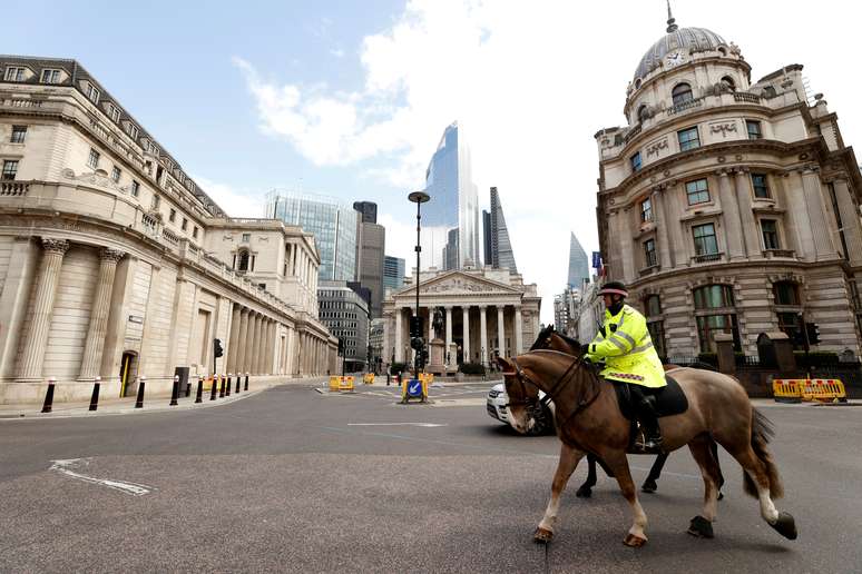Policiais patrulham área de Londres
31/03.2020
REUTERS/John Sibley