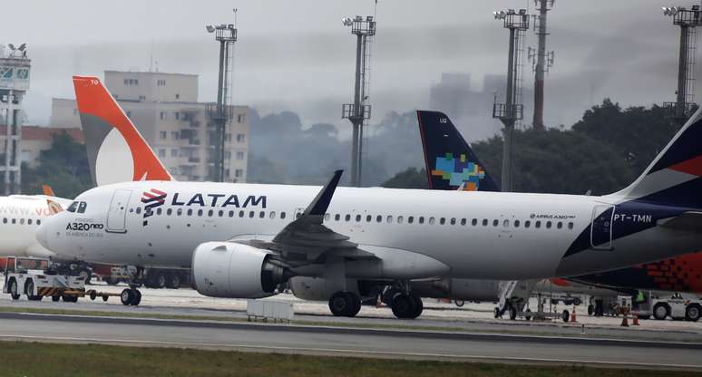 Um avi&atilde;o da Latam Airlines Brasil pousa no aeroporto de Congonhas em S&atilde;o Paulo, Brasil 19/12/2017.  REUTERS/Nacho Doce