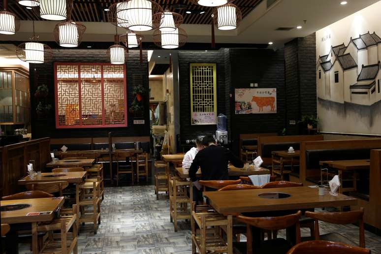 Restaurante vazio em Pequim
07/04/2020
REUTERS/Tingshu Wang