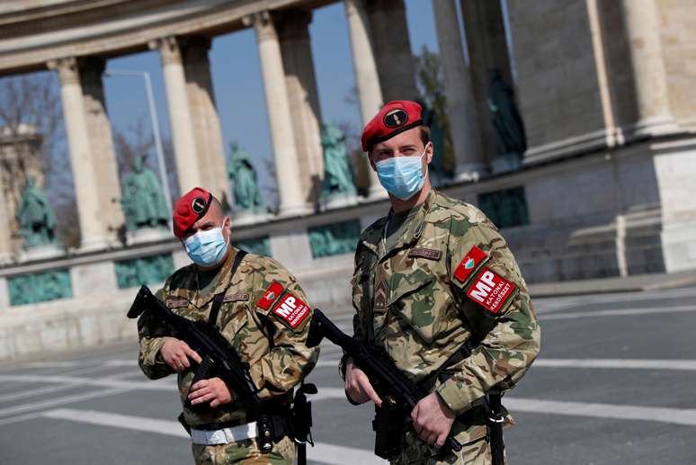 Agentes de segurança em praça deserta de Budapeste
06/04/2020
REUTERS/Bernadett Szabo