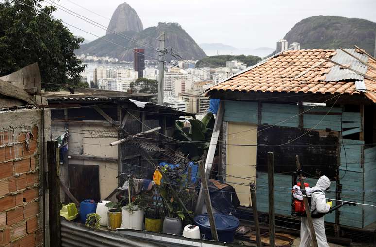 Voluntários desinfetam vielas da comunidade Santa Marta, Rio de Janeiro.
REUTERS/Ricardo Moraes
