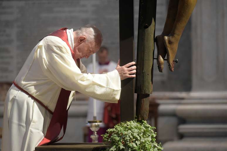 Missa da Paixão do Papa critica &#039;ilusão de onipotência&#039;