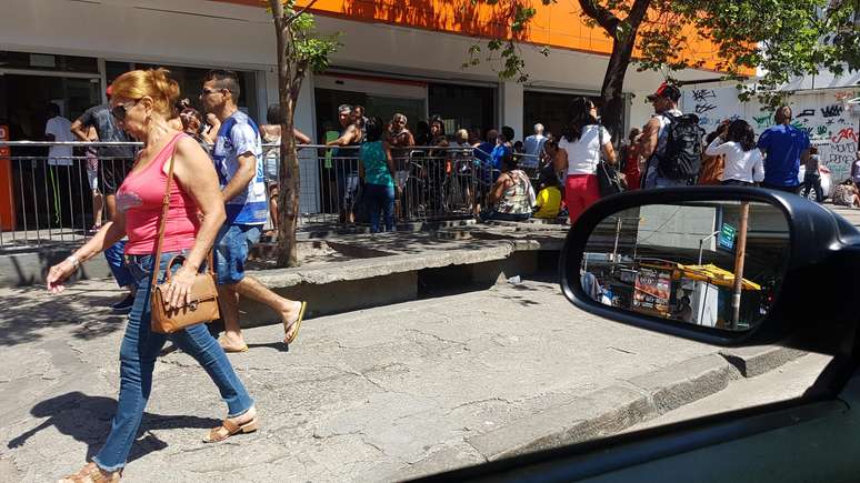 Aglomeração diante de agência bancária em Madureira, zona norte do Rio