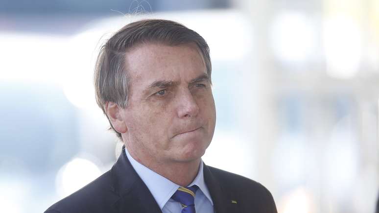 O presidente da República, Jair Bolsonaro, chega na portaria do Palácio da Alvorada, em Brasília, para uma rápida conversa com simpatizantes que o aguardavam