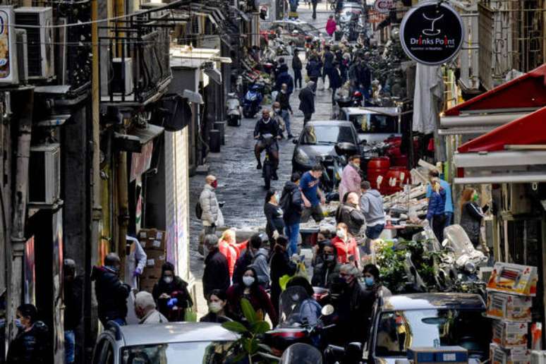 Apesar de medidas de isolamento ainda estarem em vigor, cidadãos já voltaram a lotar ruas em Nápoles, sul da Itália