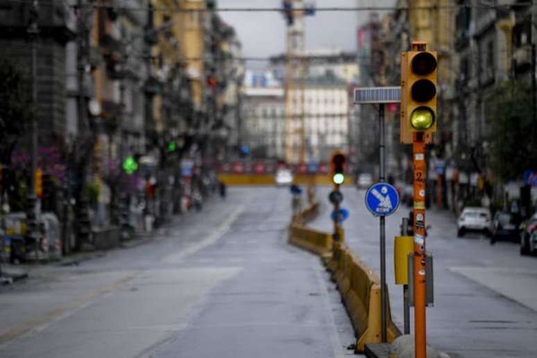 Rua de Nápoles vazia devido a isolamento imposto por coronavírus