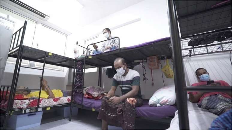 Uma d&uacute;zia de pessoas vivem em um mesmo quarto