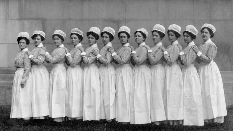 O hospital foi o primeiro do país a ter uma escola profissional de enfermagem, estabelecida em 1873. Na foto, enfermeiras do Bellevue na década de 1880