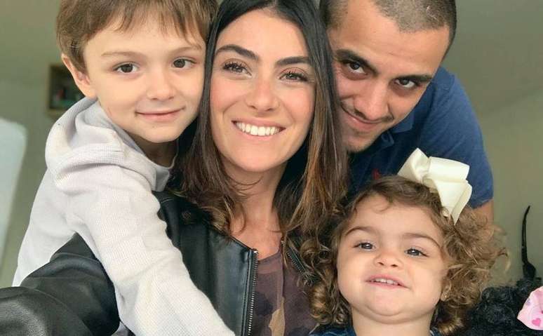 Felipe Simas e Mariana Uhlmann ao lado dos filhos Jaquim e Maria