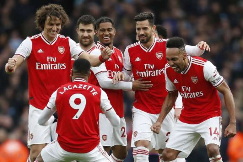 Arsenal está cinco pontos atrás do Manchester United (IAN KINGTON / AFP)