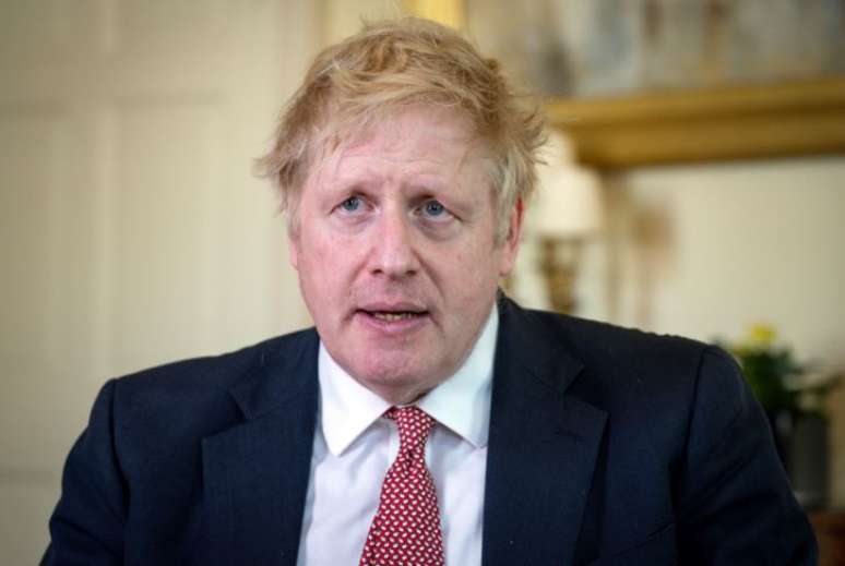 Em mensagem de vídeo, Boris Johnson diz que médicos salvaram sua vida