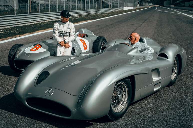 Lewis Hamilton e Stirling Moss, com os Mercedes W196 e W196S: dois ingleses que a marca alemã adora.