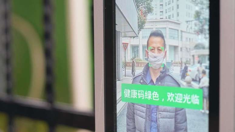 A China usou o reconhecimento facial para conter o surto e multar os cidadãos que quebraram a quarentena.