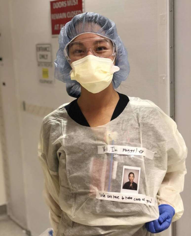Usando uma câmera Polaroid, a médica Peggy Ji também resolveu colar o retrato dela no uniforme durante atendimento aos pacientes que estão com novo coronavírus.