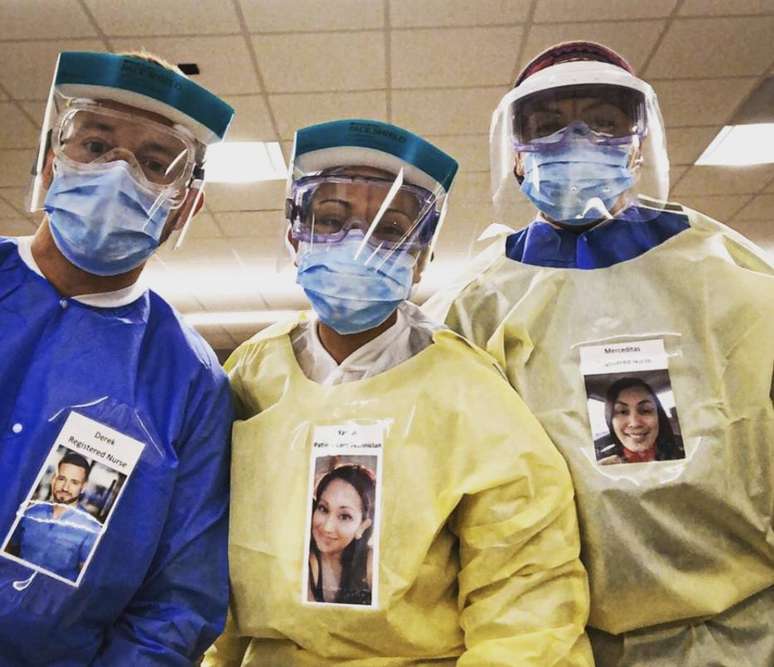 Médicos, enfermeiros e fisioterapeutas imprimem fotos de seus rostos para que pacientes possam conhecê-los durante tratamento contra novo coronavírus.