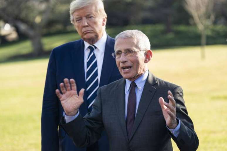 Trump e Fauci aparecem comumente juntos em pronunciamentos sobre o coronavírus, mas presidente criticou o infectologista em postagem