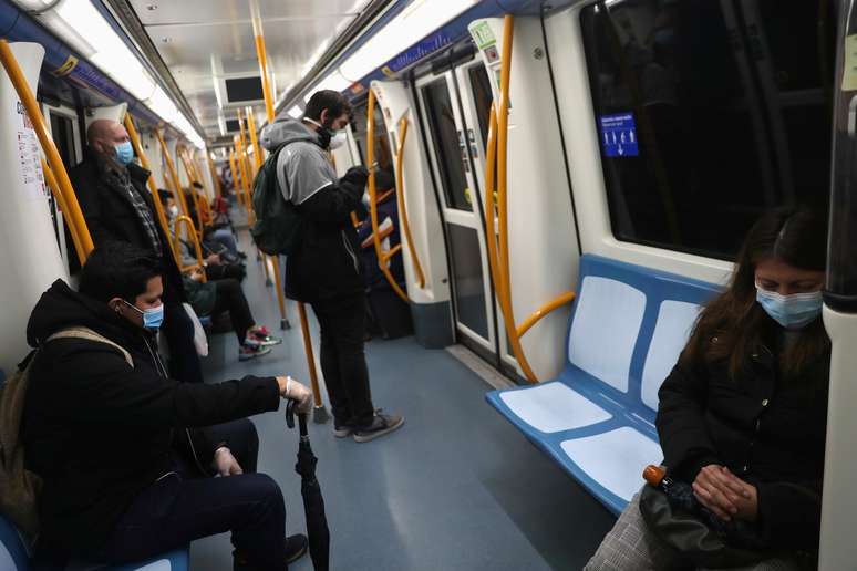 Passageiros mantêm distanciamento em metrô de Madri
13/04/2020
REUTERS/Susana Vera