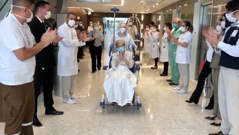 Imagem de v&iacute;deo mostra Gina Dal Colleto, sobrevivente do coronav&iacute;rus de 97 anos, deixando hospital em S&atilde;o Paulo
12/04/2020 Courtesia da Rede D'Or S&atilde;o Luiz/Rede Social via REUTERS