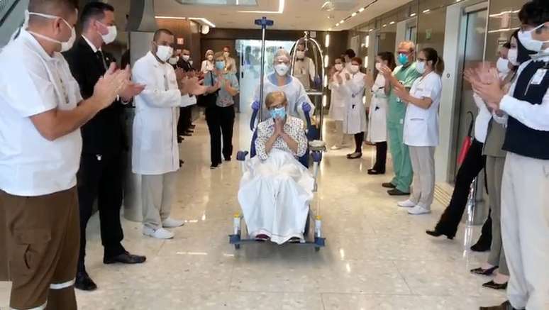 Imagem de vídeo mostra Gina Dal Colleto, sobrevivente do coronavírus de 97 anos, deixando hospital em São Paulo
12/04/2020 Courtesia da Rede D'Or São Luiz/Rede Social via REUTERS