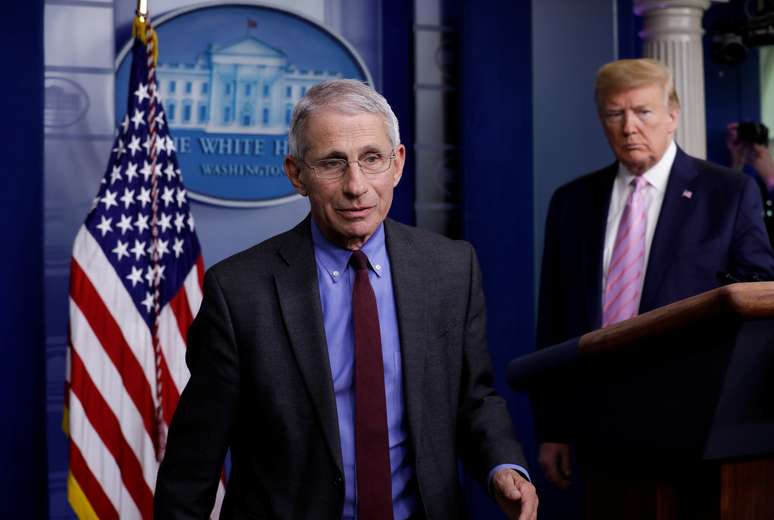 Anthony Fauci é observado pelo presidente dos EUA, Donald Trump, durante briefing à imprensa na Casa Branca
10/04/2020 REUTERS/Yuri Gripas
